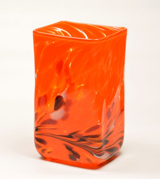 Kastenvase Granulat orange freigeformtes Lauschaer Glas, Maße ca. B10 x T8 x H18 cm