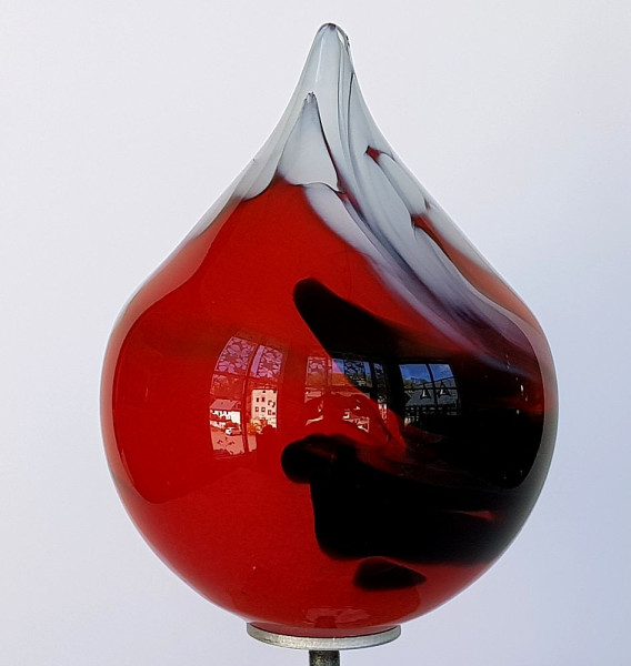 Glaszwiebel Durchmesser 15 cm Höhe 18 cm rot schwarz weiß Höhe inclusive Stab ca. 1,38 m