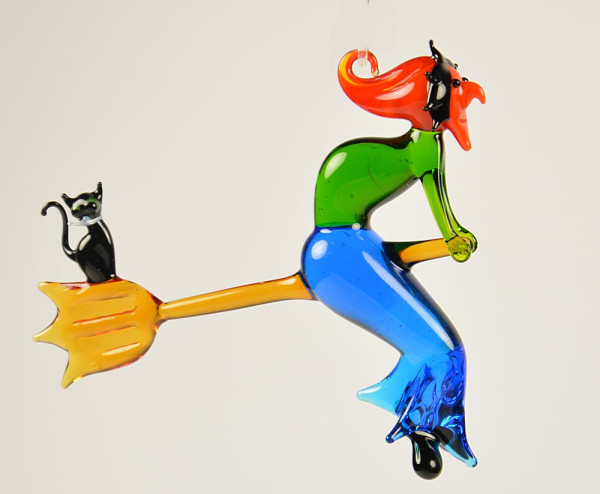 Hexe hängend mit Besen und Katze Höhe ca. 10 cm  Breite mit Besen 9 cm