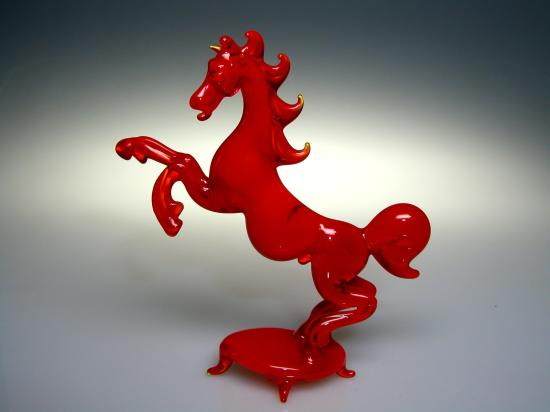 Pferd auf Sockel klein rot Höhe ca. 9cm