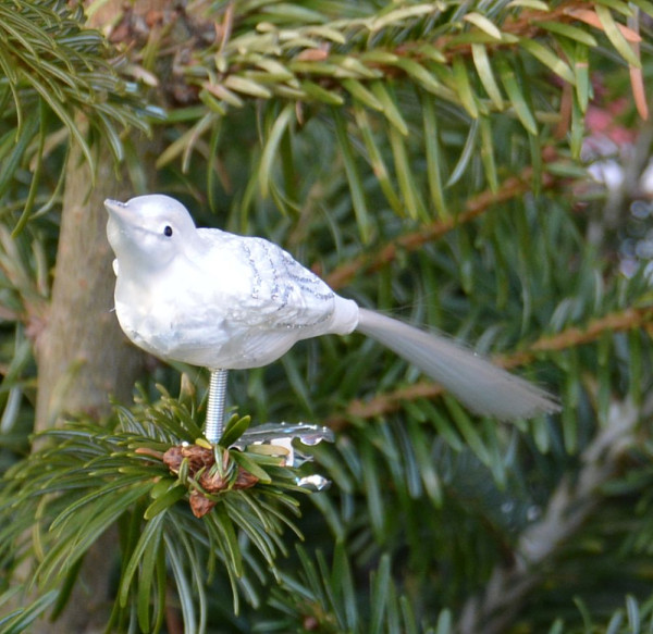 Kleiner, breiter Vogel  Eislack  weiß Länge ca. 10 cm handdekoriert mit Glasfaserschwanz