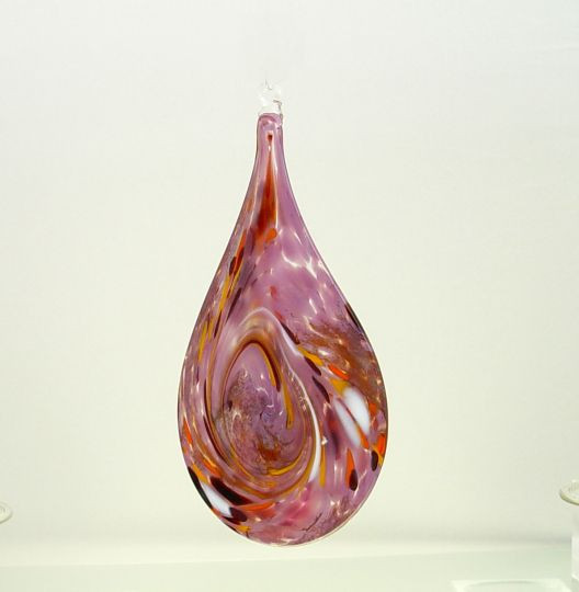 Fensterhänger Tropfen flieder flach,freigeformt von hand, etwa 19cm, mit Glasöse