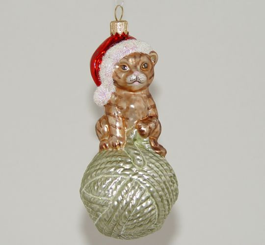 Katze auf Wollknäuel mit Mütze 11cm