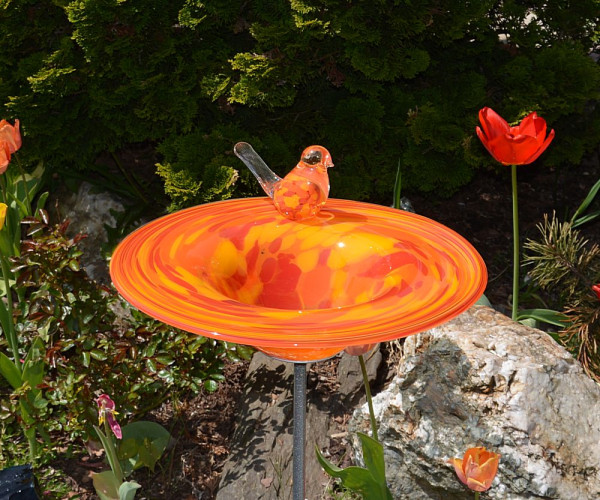 Vogeltränke auf Eisenstab orange rot Durchmesser ca. 30 cm Gesamtlänge 1,25 m
