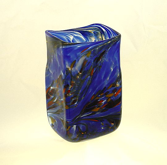 Kastenvase Granulat dunkelblau freigeformtes Lauschaer Glas, Maße ca. L10 x B8 x H15 cm