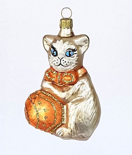 Katze mit Ball handdekoriert in messinggold Höhe ca. 10 cm
